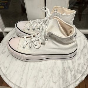 These are converse platforms. White and womens size 7.5 US. Only worn once.